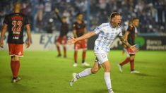 Menéndez grita su gol, el primero de Atlético Tucumán. Menéndez grita su gol, el primero de Atlético Tucumán.