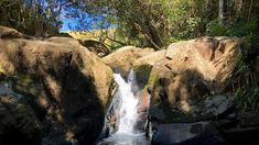 La cascada impresiona con sus 8 metros de altura y una pileta natural de 50 metros cuadrados. La cascada impresiona con sus 8 metros de altura y una pileta natural de 50 metros cuadrados.