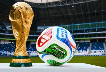 El trofeo del Mundial de fútbol masculino y la pelota oficial de la edición 2026.