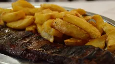 Si bien hay una variedad importante de opciones caseras, su fuerte es la carne Si bien hay una variedad importante de opciones caseras, su fuerte es la carne