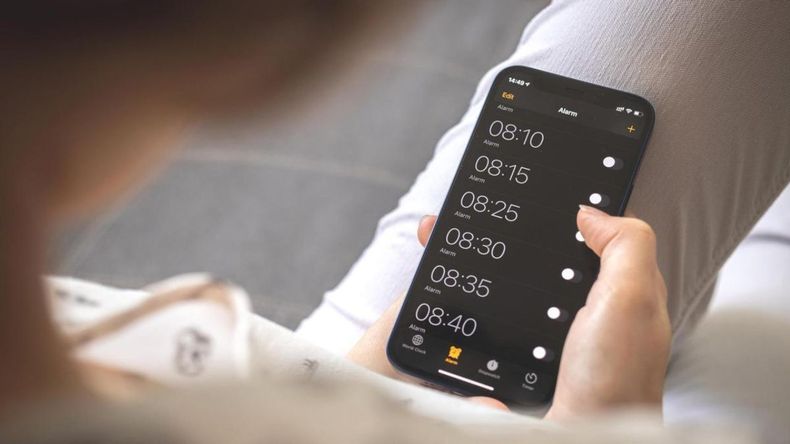 Diversos estudios e investigaciones médicas coinciden en advertir sobre los efectos negativos del uso del celular en la cama, especialmente cuando se lo emplea como despertador.  