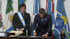 El gobernador chaqueño, Leandro Zdero, junto al presidente Javier Milei en la firma del Pacto de Mayo.