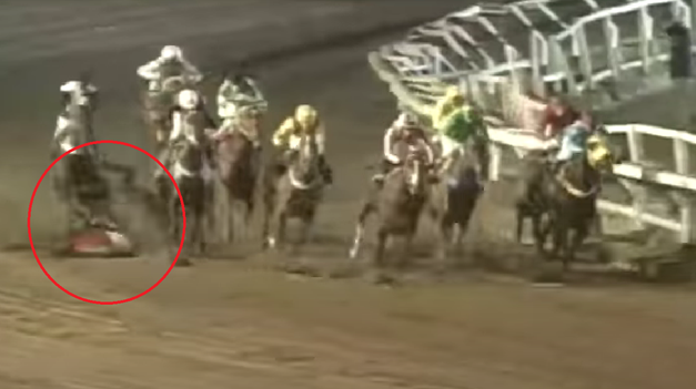 Un jockey de 27 años quedó gravemente herido tras una rodada en La Plata.