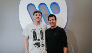 El rapero cordobés junto a Alejandro Duque, presidente de la compañía.