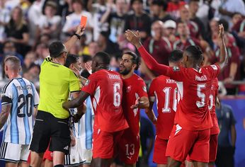 Roja para Embolo.