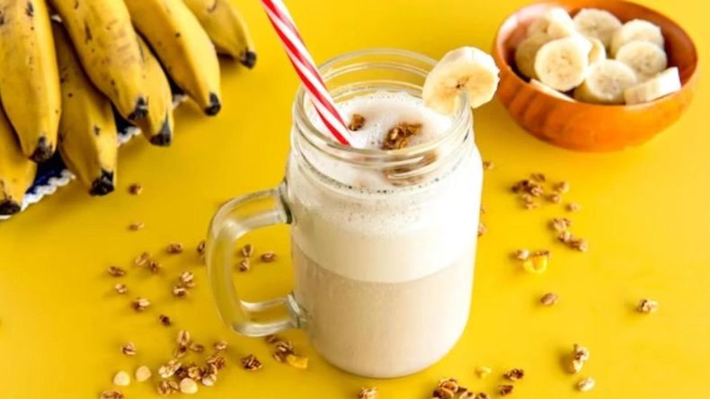 Los carbohidratos complejos presentes en la banana y las grasas saludables aportadas por las nueces y las semillas de chía proporcionan una energía de liberación lenta