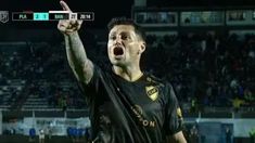 Mauro Zárate insultando al hincha de Platense. Mauro Zárate insultando al hincha de Platense.