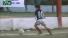 Con la 10 y la pelota en la zurda, la Pulga llamó la atención de todos. Con la 10 y la pelota en la zurda, la Pulga llamó la atención de todos.