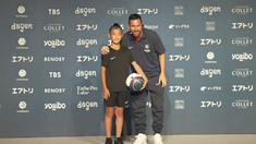 Messi compartió un momento inolvidable junto a un niño japonés. Messi compartió un momento inolvidable junto a un niño japonés.