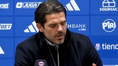 El entrenador de la U de Chile se descompensó en plena conferencia de prensa.