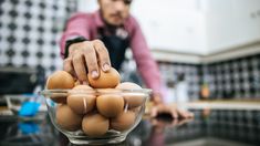 Un truco sencillo y efectivo para cocinar los huevos sin que se te rompan, según un chef reconocido.