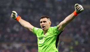 Los guantes que el Dibu Martínez utilizó en el Mundial de Qatar seran subastados.&nbsp;