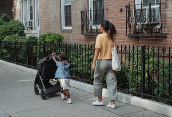 C5N | Madre e hija caminando por la calle