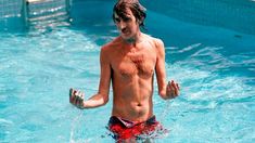 El hombre intentó recrear el icónico salto de Charly García. El hombre intentó recrear el icónico salto de Charly García.