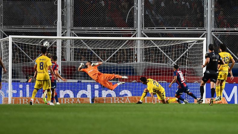 Barrios convirtió el gol, pero el VAR lo anuló por posición adelantada de Girotti.