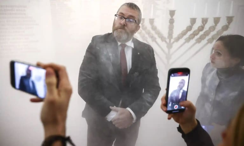 Grzegorz Braun utilizó un extintor para apagar un candelabro de Janucá en el Parlamento polaco.
