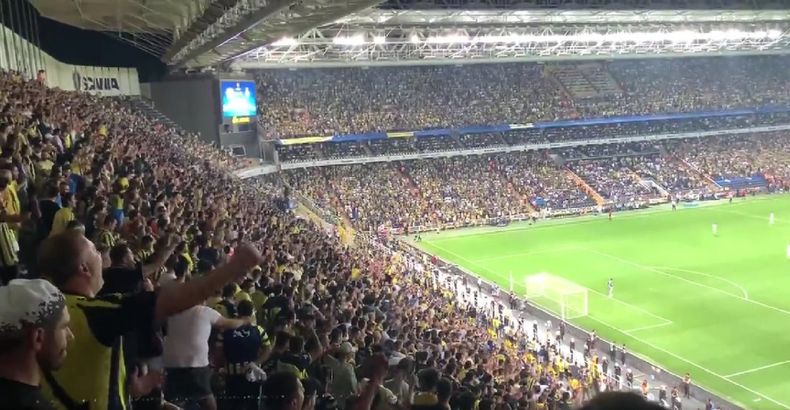 Hinchas del Fenerbahce cantan a favor de Putín.