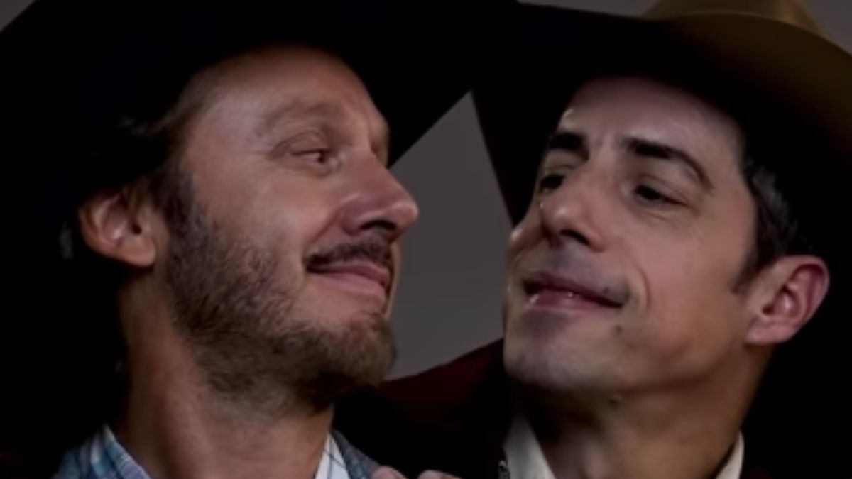 Benjamín Vicuña y Esteban Lamothe llevan al teatro el drama romántico del filme Secreto en la montaña