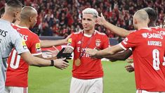 El jugador argentino con sus compañeros. El jugador argentino con sus compañeros.