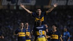 Juan Roman Riquelme celebra el título de la Copa Libertadores 2007, bajo la dirección de Miguel Ángel Russo. Juan Roman Riquelme celebra el título de la Copa Libertadores 2007, bajo la dirección de Miguel Ángel Russo.