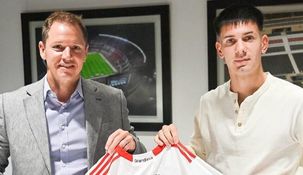 El presidente Jorge Brito junto a Franco Mastantuono.