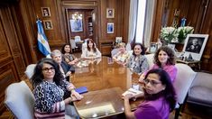 Cristina Kirchner junto al comité de expertas.