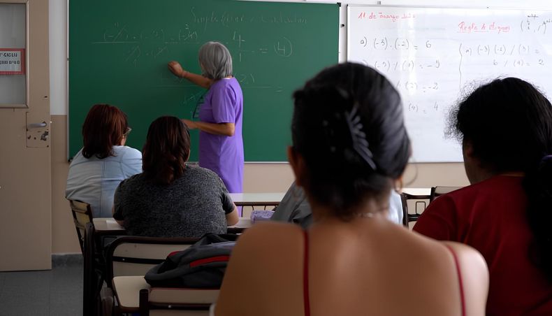 Los docentes advierten sobre el impacto negativo del alcohol en los estudios.