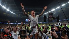 Toni Kroos llevado en andas por sus compañeros. Toni Kroos llevado en andas por sus compañeros.