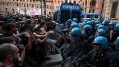 La Policía reprime a manifestantes en la protesta por la muerte de Abderrahim Fakir en Bolonia este lunes.