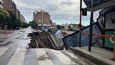 La tormenta socavó la avenida Vélez Sarsfield en Córdoba capital. La tormenta socavó la avenida Vélez Sarsfield en Córdoba capital.
