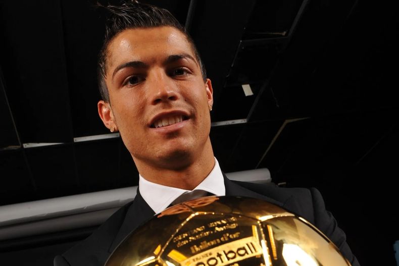 Cristiano Ronaldo ganó el primero de sus cinco Balones de Oro tras conquistar la Premier League y la Champions League.