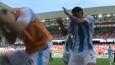 Los hinchas marroquíes arrojaron botellas, vasos y bombas de estruendo a los jugadores argentinos. Los hinchas marroquíes arrojaron botellas, vasos y bombas de estruendo a los jugadores argentinos.