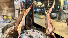 También conocido como asado a la cruz, esta técnica consiste en colocar la pieza de carne —por lo general un costillar entero, una vaquillona o un cordero.