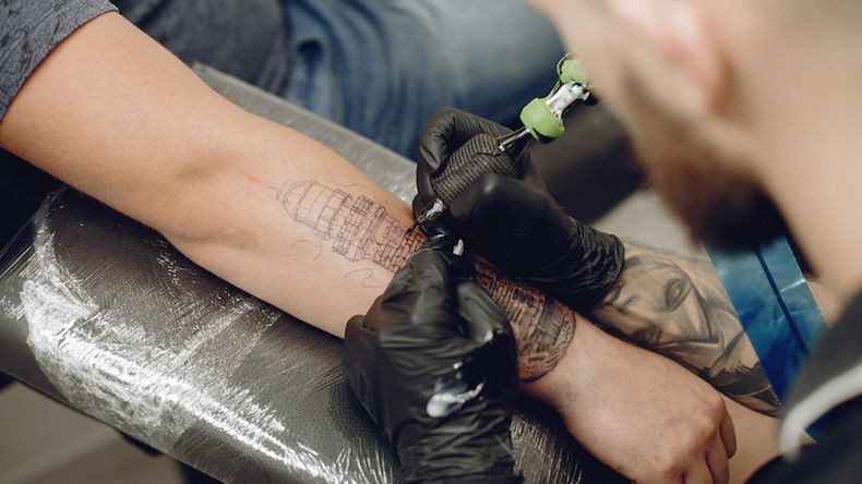 Insólito: Una abuela perdió una apuesta contra su nieto y se tatuó tras el triunfo de Argentina