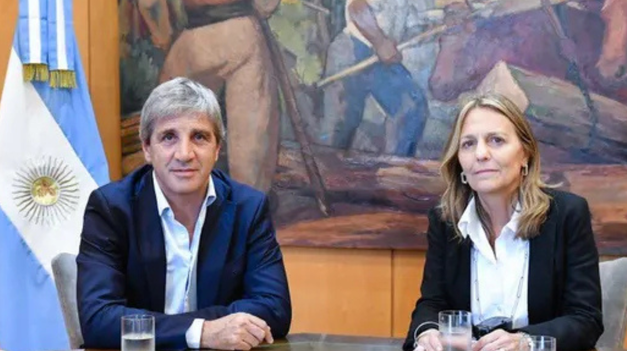 El Gobierno avanza en su plan de motosierra. Luis Caputo, ministro de Economía, y María Tettamanti, secretaria de Energía.