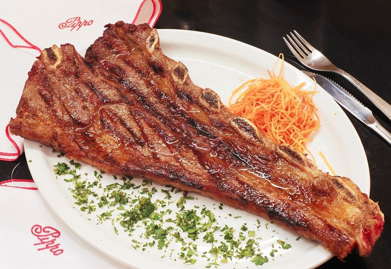 El histórico bodegón volvió a destacarse dentro de la gastronomía porteña gracias a su menú tradicional y precios estables.