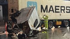 Por el impacto del camión en Av. Cantilo, hay una importante demora en el tránsito Por el impacto del camión en Av. Cantilo, hay una importante demora en el tránsito