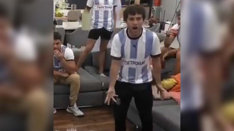 La reacción de Agustín al offside cobrado en el gol de Argentina.