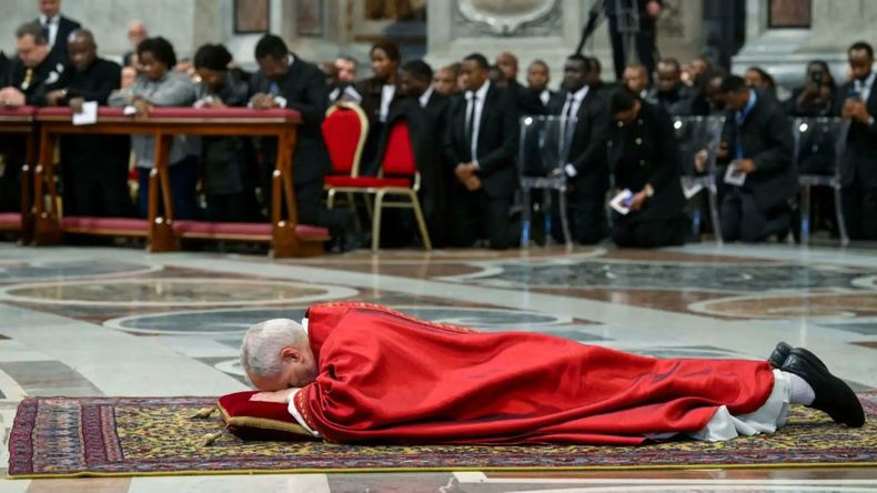 El papa León XIV presidió el rito de la Pasión de Cristo en el Vaticano y retomó la tradición de la postración. El papa León XIV presidió el rito de la Pasión de Cristo en el Vaticano y retomó la tradición de la postración.