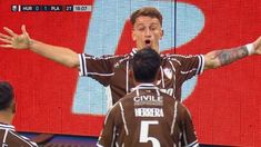 Mainero festeja su gol con Herrera. Mainero festeja su gol con Herrera.