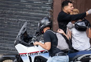 La secuencia del asalto y la toma de rehenes en pleno centro de Zárate quedó registrada en video.