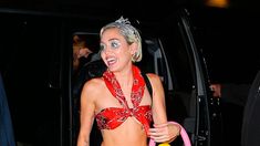 Miley Cyrus: axilas sin depilar, un vestuario ridículo y ojos de mapache en el cumpleaños de su mamá Miley Cyrus: axilas sin depilar, un vestuario ridículo y ojos de mapache en el cumpleaños de su mamá
