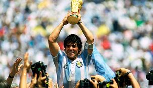 Maradona con la copa del mundo en 1986. Maradona con la copa del mundo en 1986.