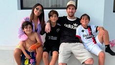 Leo, junto a Antonella, y sus hijos Thiago, Mateo y Ciro. Leo, junto a Antonella, y sus hijos Thiago, Mateo y Ciro.