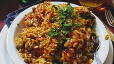 El accesible bodegón de Buenos Aires que hace una paella para compartir deliciosa.