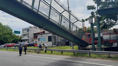 La avenida quedó cortada para renovar la estructura del puente peatonal que fue embestido por el camión. La avenida quedó cortada para renovar la estructura del puente peatonal que fue embestido por el camión.