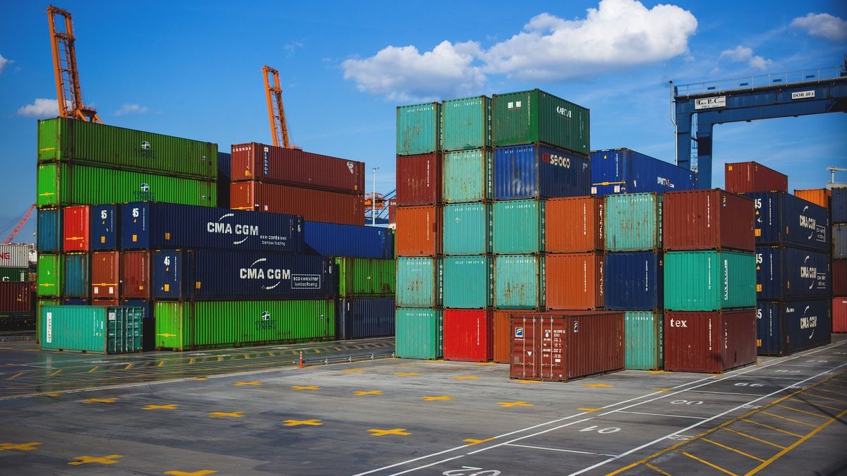 Remeras a $14: la subfacturación de importaciones textiles alcanza niveles récord tras el fin de los controles en Aduana