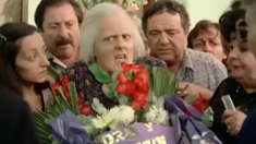 Gasalla interpreta a una anciana que vive en la casa de uno de sus cuatro hijos. Gasalla interpreta a una anciana que vive en la casa de uno de sus cuatro hijos.