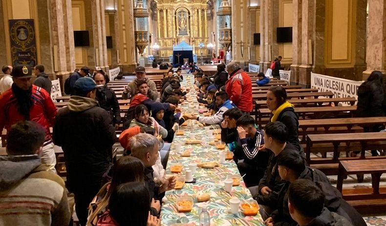 Crisis económica: informe revela que creció un 35% la cantidad de gente que busca comida en las Iglesias