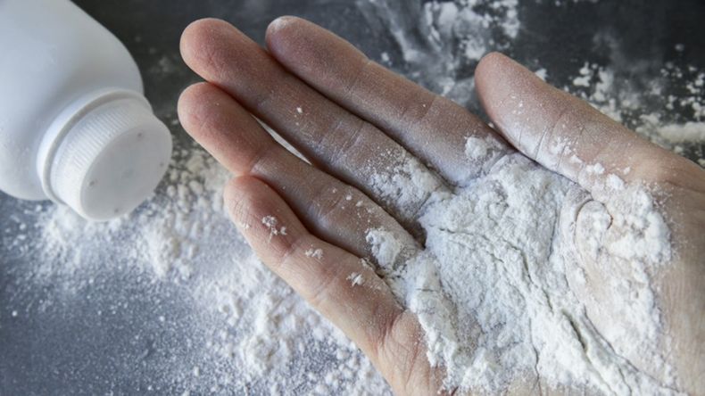 Acusan que el talco contiene asbesto y que provoca cáncer.